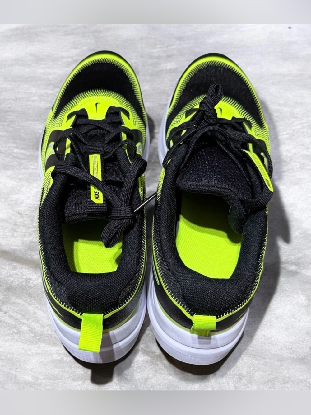 Nike Blk/Neon Yellow Athletic Sneakers Men’s/Youth Sz 6.5 or Women’s Size 8 NWOT - Picture 2 of 4